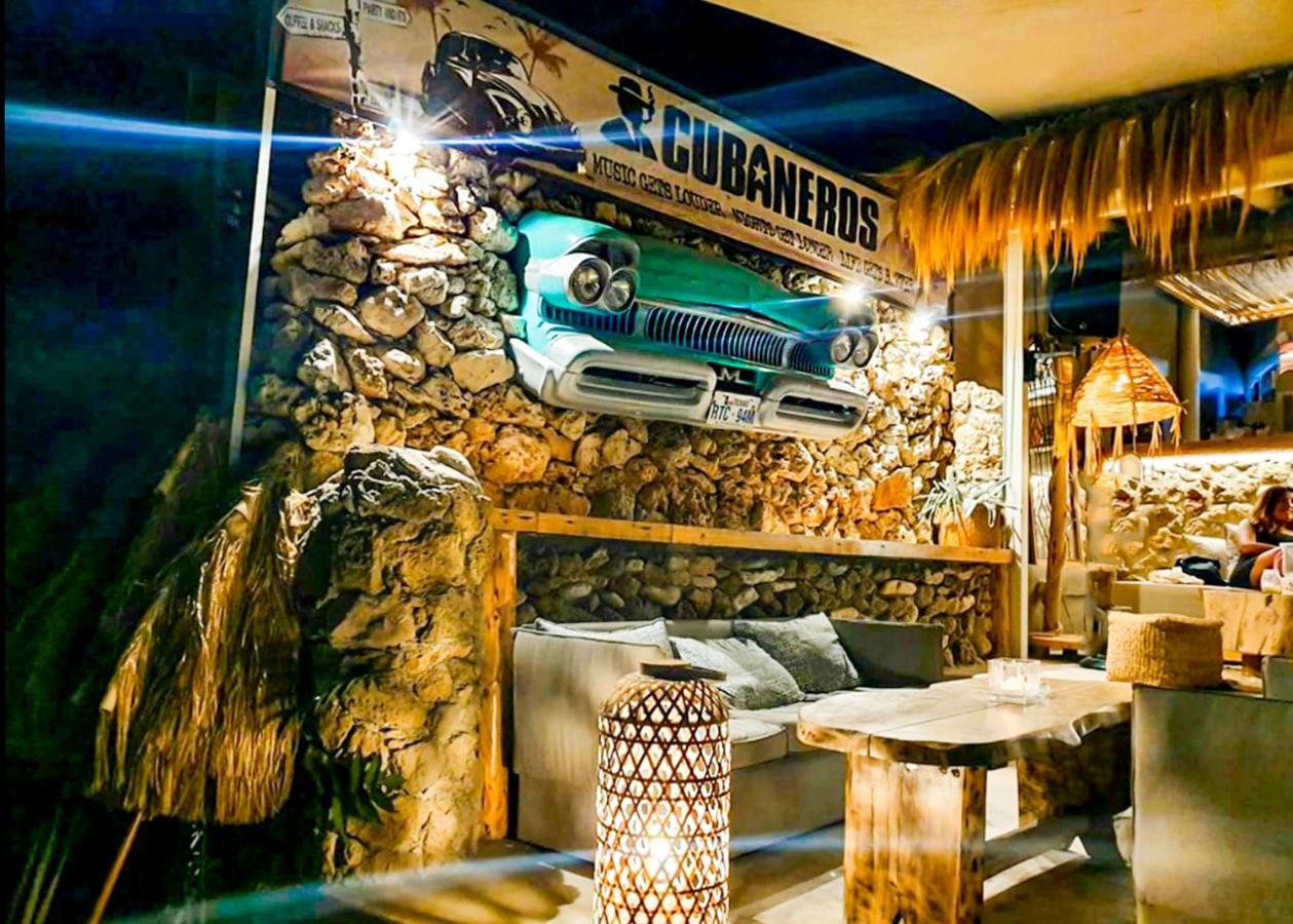 Cubaneros Holiday Inn ラガナス エクステリア 写真