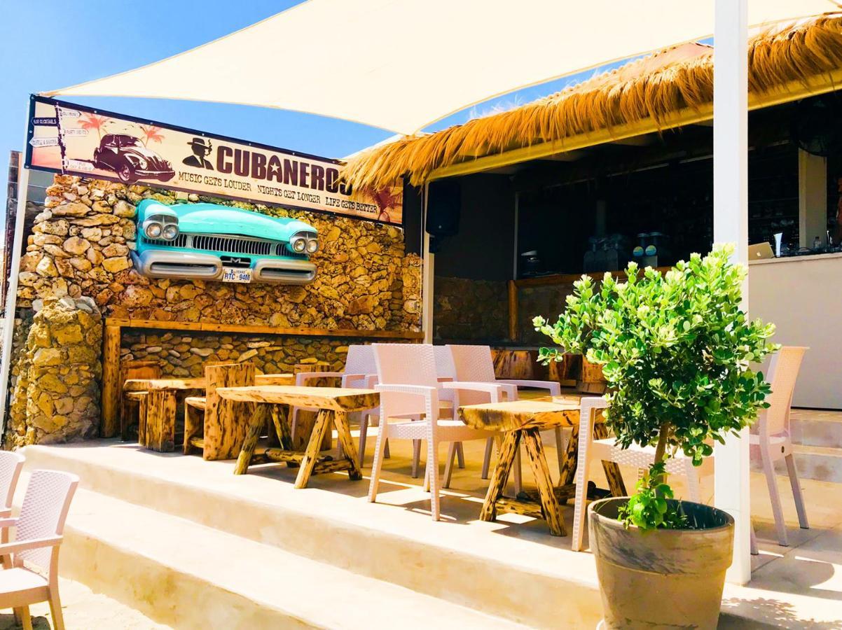 Cubaneros Holiday Inn ラガナス エクステリア 写真